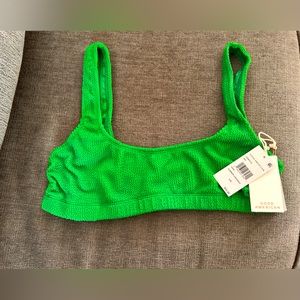 Good American always fits scoop top